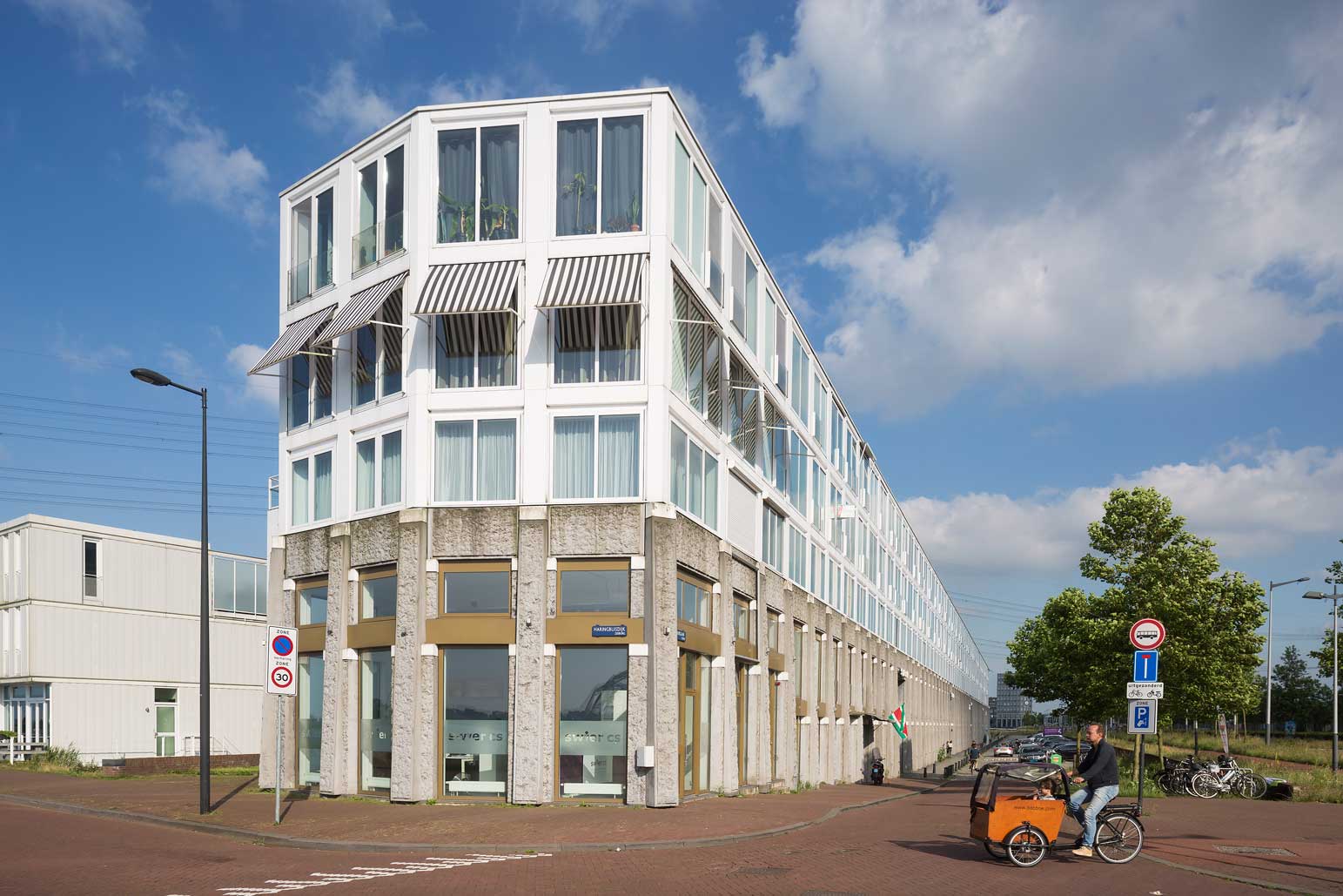 Kadegebouw (Quayside building)